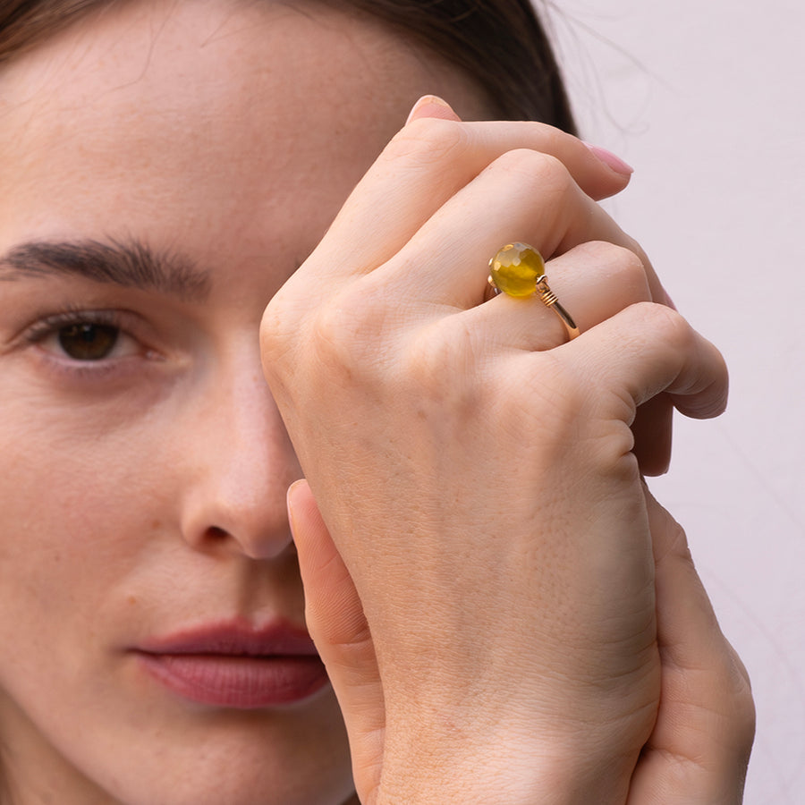 Bague inspirée de l'antiquité en plaqué or et sa serpentine. Un bijou organique et contemporain.